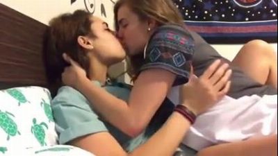 Две подружки изображают из себя лесбиянок на вебку. fap titans