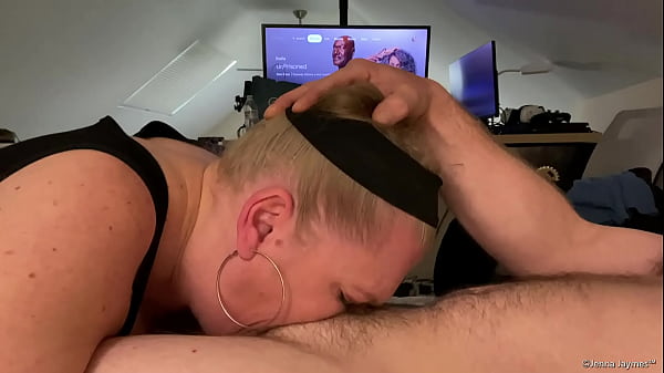 Горячая блондинка Jenna Jaymes сосет огромный член фаната
