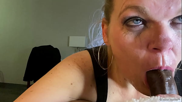 Грязная шлюха Jenna Jaymes жадно сосёт чёрный член